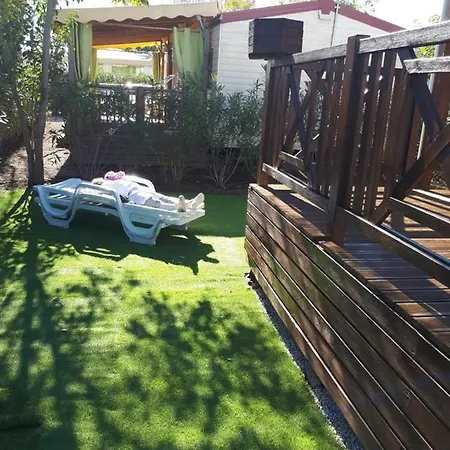 Est.85 Joli Mobil Au Calme Sur Emplacement Fleuri - Camping 4*