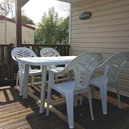 Campingplads Est.85 Joli Mobil Au Calme Sur Emplacement Fleuri - Camping 4*