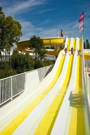 Est.85 Joli Mobil Au Calme Sur Emplacement Fleuri - Camping 4*