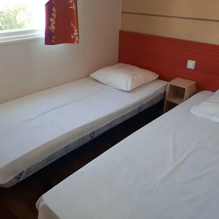 Campingplads Est.85 Joli Mobil Au Calme Sur Emplacement Fleuri - Camping 4*