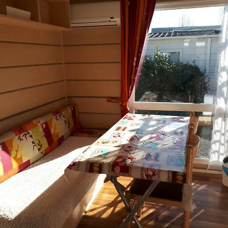 Campingplads Est.85 Joli Mobil Au Calme Sur Emplacement Fleuri - Camping 4*