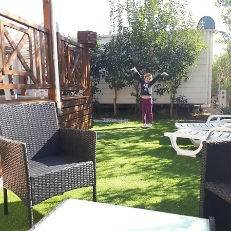 Campingplads Est.85 Joli Mobil Au Calme Sur Emplacement Fleuri - Camping 4* *